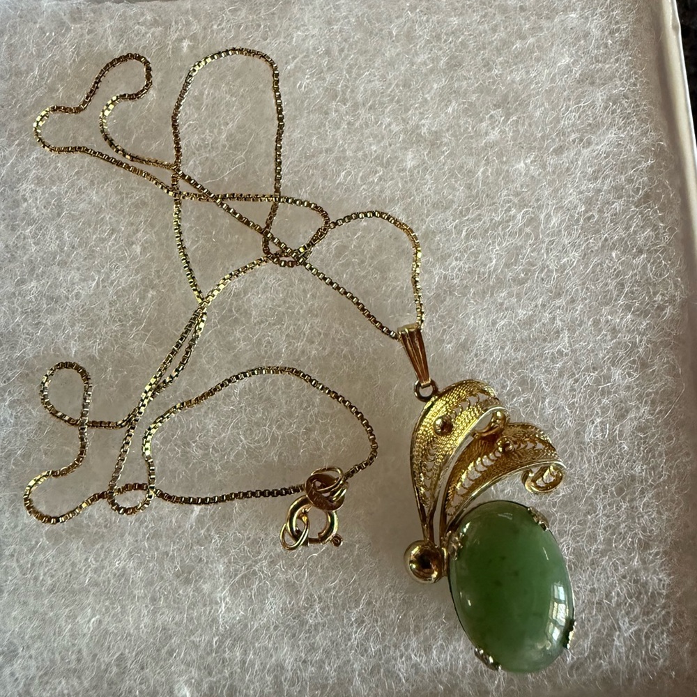 Elegant Gold and Green Pendant Necklace
